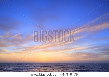 Auringonlaskun taivaalle pannukakku Rock rantaviivoineen klo Punakaiki New Zeland