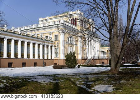 Palace Of The Rumyantsevs And Paskevichs. Gomel Palace And Park Ensemble In Winter Named After Lunac