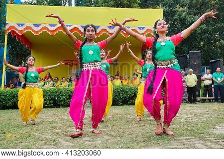 Kolkata, West Bengal, India - 9th March 2020 : Smiling Young Bengali Girl Dancers Dressed In Colorfu