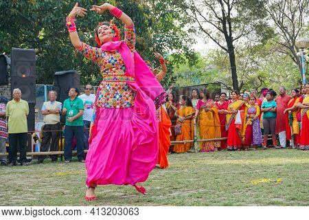 Kolkata, West Bengal, India - 9th March 2020 : Smiling Young Bengali Girl Dancers Dressed In Colorfu