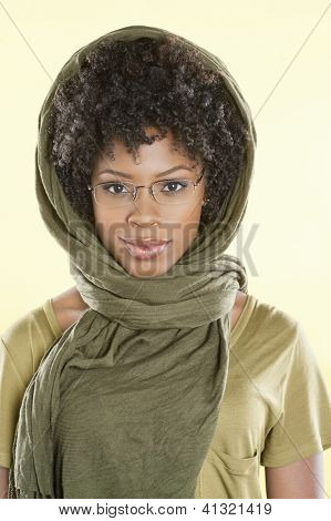 聪明的非洲裔美国女人，在她头上戴着眼镜与偷的肖像