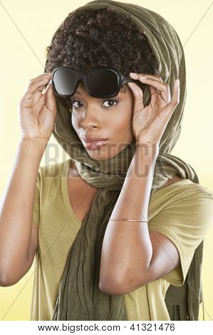 持有太阳镜与偷了她的头一名非洲裔美国妇女的肖像