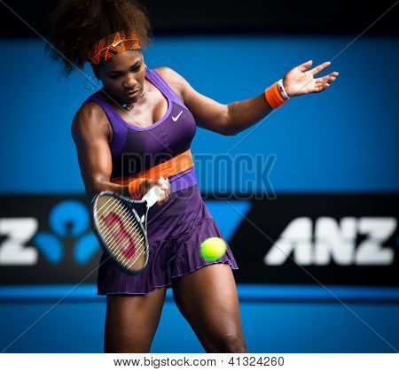MELBOURNE - 17 gennaio: Serena Williams di USAin il suo secondo turno conquistare Garbine Muguruza di S