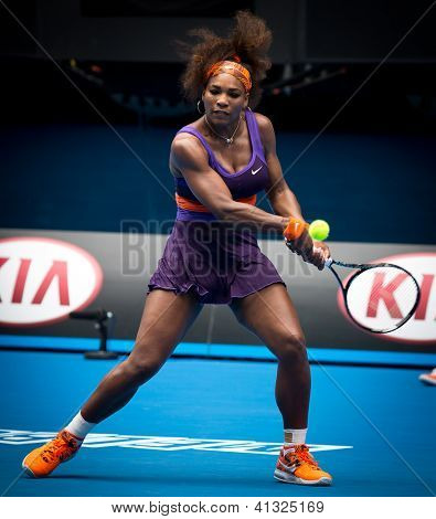 เมลเบิร์น - 17 มกราคม: Serena Williams ของสหรัฐอเมริกาในเธอชนะรอบสองผ่าน Garbine Muguruza ของ 
