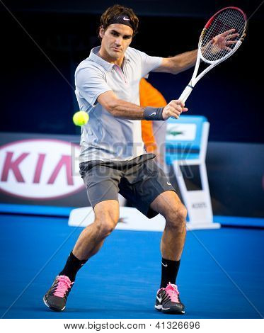 MELBOURNE - 19 gennaio: Roger Federer in Svizzera nella sua terza vittoria rotonda sopra Berbard Tomic A