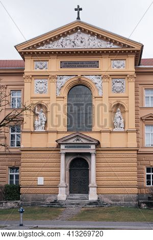 Sieberersches Waisenhaus Und Greisenasyl - Sieberer Orphanage And Elderly Asylum  In The Saggen Quar