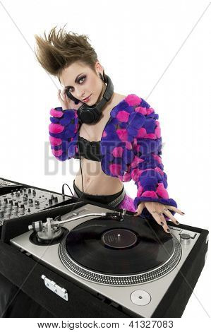 Punk DJ nad bílým pozadím