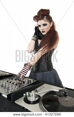 Krásný DJ směšovací zařízení nad bílým pozadím