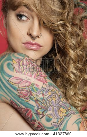 สาวสวยมองด้านข้างกับแขน tattooed