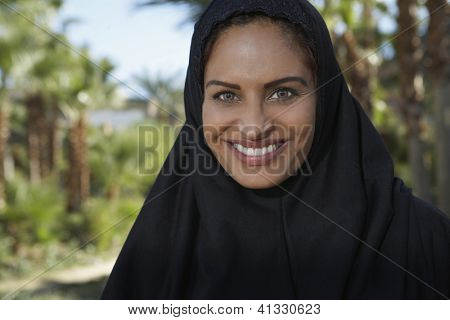 Portret van een Indiase vrouw in burka glimlachen