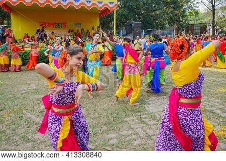 Kolkata, West Bengal, India - 9th March 2020 : Group Dancing Of Bengali Girls Dressed In Colorful In