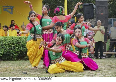 Kolkata, West Bengal, India - 9th March 2020 : Smiling Young Bengali Girl Dancers Dressed In Colorfu