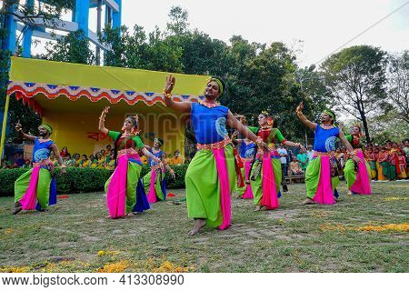 Kolkata, West Bengal, India - 9th March 2020 : Young Bengali Male And Female Dancers Dressed In Colo