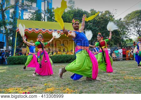 Kolkata, West Bengal, India - 9th March 2020 : Young Bengali Male And Female Dancers Dressed In Colo