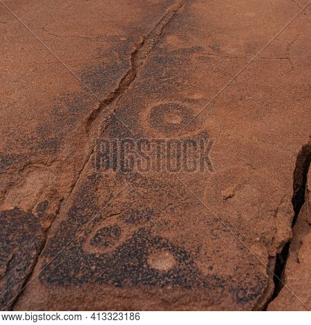 Prehistoric Bushman Engravings, Rock Painting At Twyfelfontein, Namibia - Plate With Round Symbols F