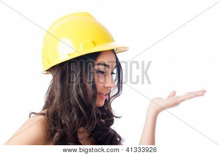 Jovem mulher com hellow capacete branco