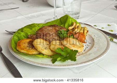 Saboroso jantar - vitela assado com batatas fritas e legumes
