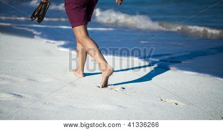 Mulher vai para um passeio na praia no Caribe
