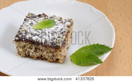 Torta dolce (Pan di zenzero) con cioccolato glassa, noci e piccola foglia di menta.