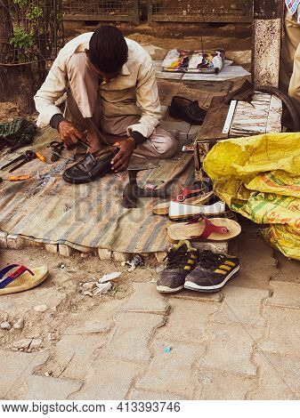 Patiala Punjab India 03 03 2021 A Roadside Street Cobbler Repairing Shoes