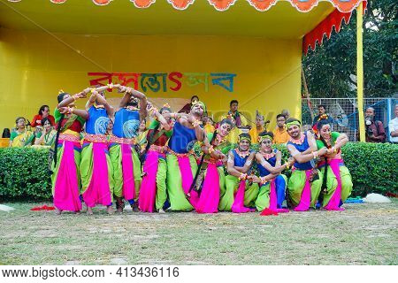 Kolkata, West Bengal, India - 9th March 2020 : Smiling Young Bengali Girl Dancers Dressed In Colorfu