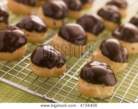 Profiteroles al cioccolato tuffato