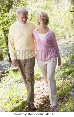 Par gå udendørs smilende