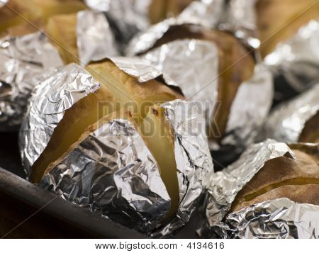 Bandeja de Patatas asadas envueltas en papel de aluminio