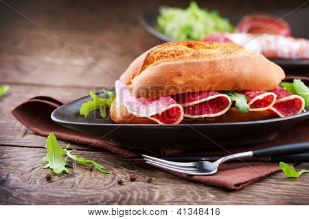 Sanduíche com salame
