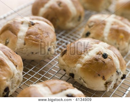 Hot Cross Buns na stojaku chłodzenia