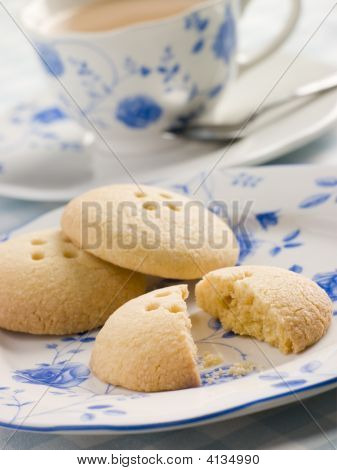 お茶を一杯とウェリントン ボタン ビスケット