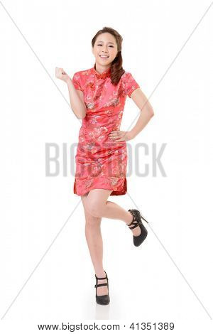 Smilende kinesisk kvinde kjole traditionelle cheongsam ved årsskiftet, skud studio isoleret på hvid baggrund