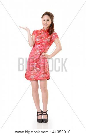 Smilende kinesisk kvinde dress traditionelle cheongsam og indføre på hvid baggrund.