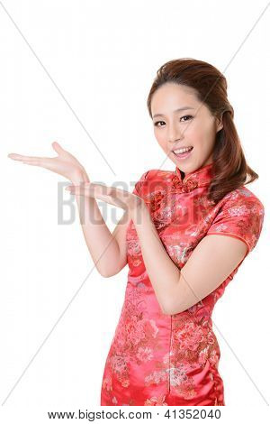 Smilende kinesisk kvinde dress traditionelle cheongsam og indføre på hvid baggrund.