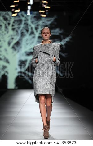 ซาเกร็บ โครเอเชีย - 18 ตุลาคม: แบบแฟชั่นเสื้อผ้าเสื้อผ้าทำ โดย Sonja Lamut 'Croaporter' fashio