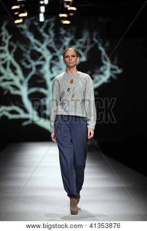ซาเกร็บ โครเอเชีย - 18 ตุลาคม: แบบแฟชั่นเสื้อผ้าเสื้อผ้าทำ โดย Sonja Lamut 'Croaporter' fashio
