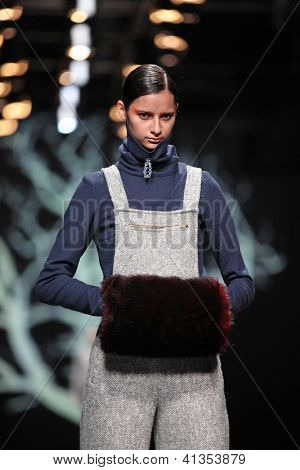 ซาเกร็บ โครเอเชีย - 18 ตุลาคม: แบบแฟชั่นเสื้อผ้าเสื้อผ้าทำ โดย Sonja Lamut 'Croaporter' fashio