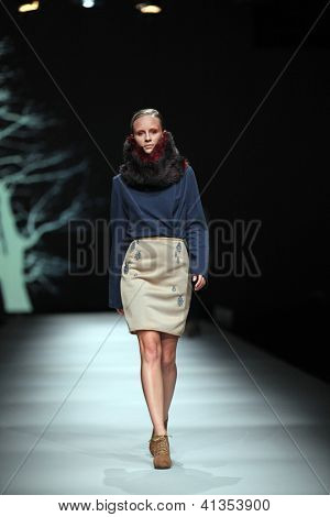 ซาเกร็บ โครเอเชีย - 18 ตุลาคม: แบบแฟชั่นเสื้อผ้าเสื้อผ้าทำ โดย Sonja Lamut 'Croaporter' fashio