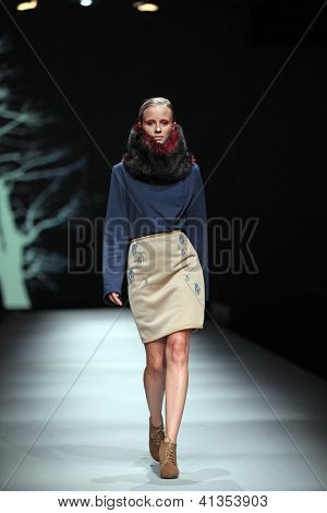 ซาเกร็บ โครเอเชีย - 18 ตุลาคม: แบบแฟชั่นเสื้อผ้าเสื้อผ้าทำ โดย Sonja Lamut 'Croaporter' fashio