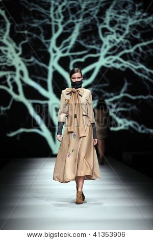ซาเกร็บ โครเอเชีย - 18 ตุลาคม: แบบแฟชั่นเสื้อผ้าเสื้อผ้าทำ โดย Sonja Lamut 'Croaporter' fashio