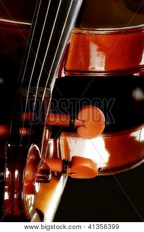 Violine ruht auf einem Spiegel