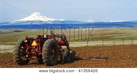 Traktor foran Mount Adams