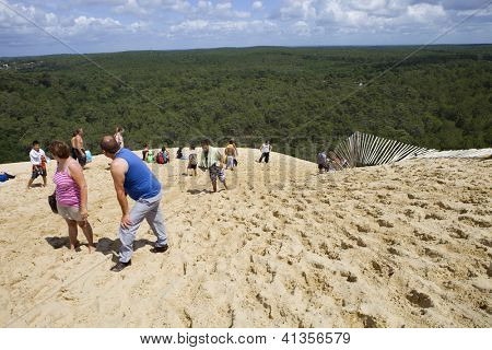PYLA SUR MER, FRANCE - 8 août : Les gens visite de la célèbre dune du Pyla, la plus haute dune de sable d'E