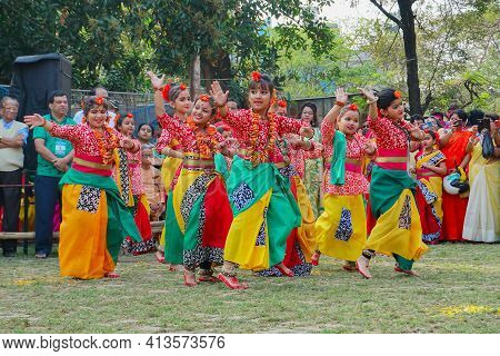 Kolkata, West Bengal, India - 9th March 2020 : Smiling Young Bengali Girl Dancers Dressed In Colorfu