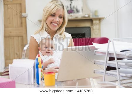 Mutter und Baby im home-Office mit laptop