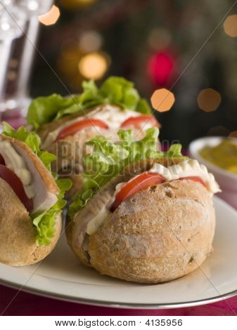 Rollos de pavo asado con tomate lechuga y mayonesa