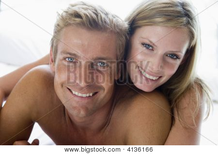 liegend im Bett lächelnd Paare