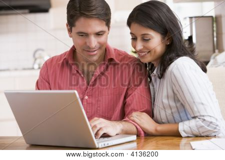 Laptop gülümseyen çiftler mutfak
