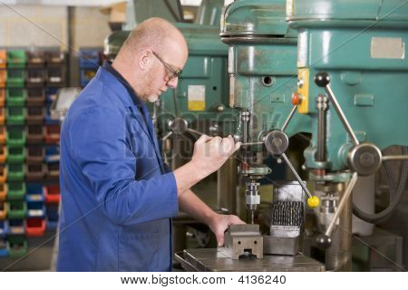 Macchinista lavorando sulla macchina