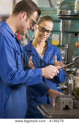 Due macchinisti lavorando sulla macchina